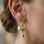 Orecchini asimmetrici in argento dorato con spinello nero e perla – Herzel Fashion